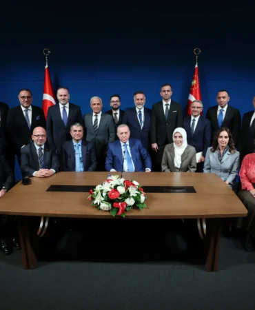 20260924192151_AA-20260924-42560509-42560508-CUMHURBASKANI_ERDOGAN_TURKEVINDE_GAZETECILERLE_BIR_ARAYA_GELDI