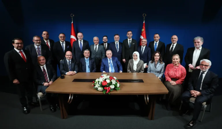 20260924192151_AA-20260924-42560509-42560508-CUMHURBASKANI_ERDOGAN_TURKEVINDE_GAZETECILERLE_BIR_ARAYA_GELDI