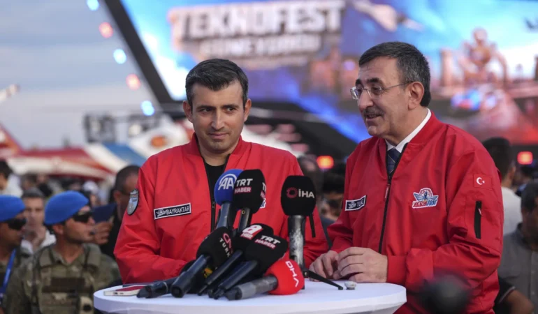 20261005081934_AA-20261004-42650781-42650780-CUMHURBASKANI_YARDIMCISI_YILMAZ_TEKNOFEST_GUNEYDOGUNUN_KAPANIS_TORENININ_ARDINDAN_SORULARI_YANITLADI