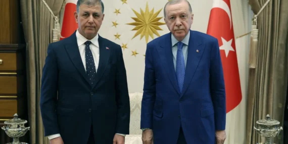 İzmir Belediye Başkanı AK Parti merkezinde