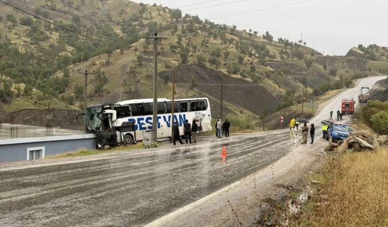 AA-20261029-42897307-42897301-SIRNAKTA_TIRLA_CARPISTIKTAN_SONRA_EVE_CARPAN_YOLCU_OTOBUSUNDEKI_15_KISI_YARALANDI-scaled