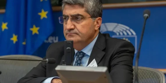 Ekmen Avrupa’da konuştu: Silahsızlanma tek başına çözüm değil!