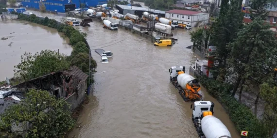 İstanbul’da yağış felaketi! 2 Bin 722 kişi kurtarıldı, yollar kapandı, uçuşlar iptal, okullar tatil