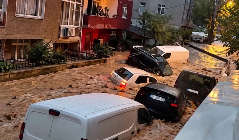 istanbul-u-sel-aldi-1-277-su-baskini-15-heyelan-binlerce-yardim-cagrisi